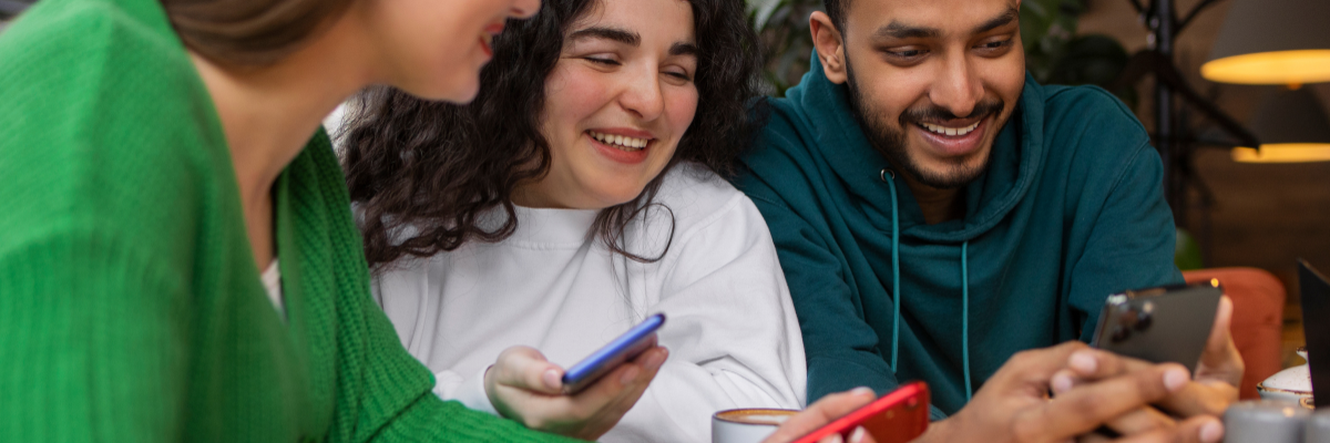 Personas revisando su celular y sonriendo